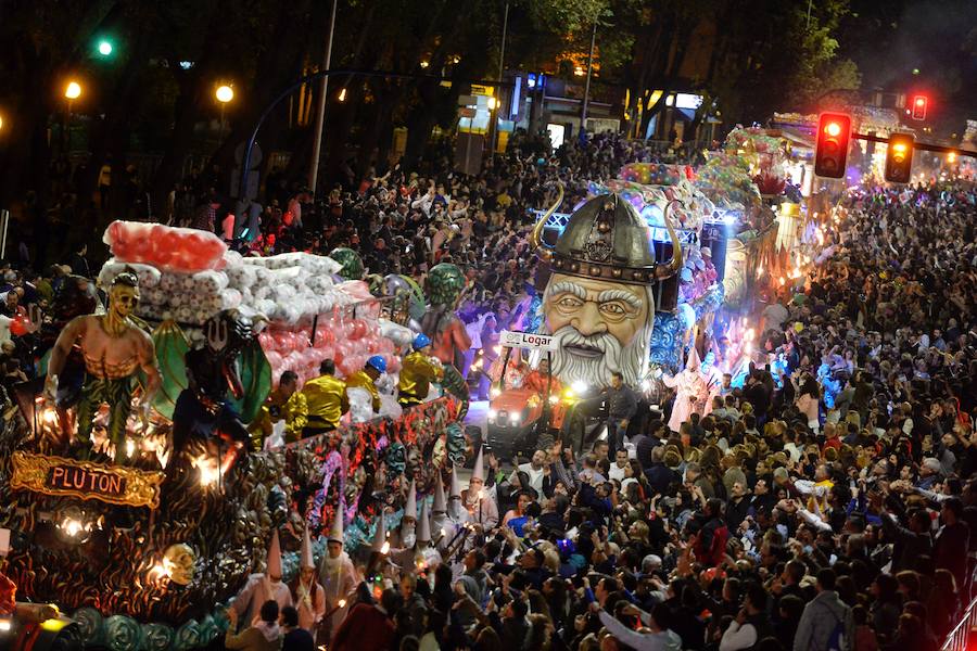Más de 4.000 personas desfilaron en un cortejo mágico con el reparto de dos millones de juguetes