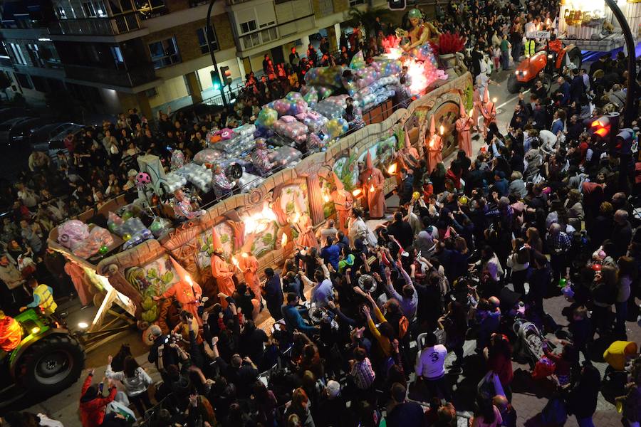 Más de 4.000 personas desfilaron en un cortejo mágico con el reparto de dos millones de juguetes