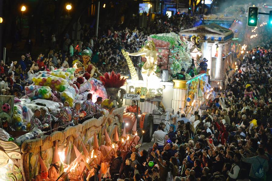 Más de 4.000 personas desfilaron en un cortejo mágico con el reparto de dos millones de juguetes