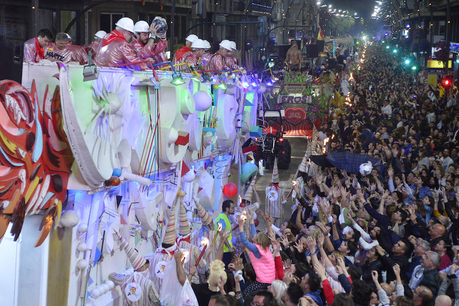 Más de 4.000 personas desfilaron en un cortejo mágico con el reparto de dos millones de juguetes