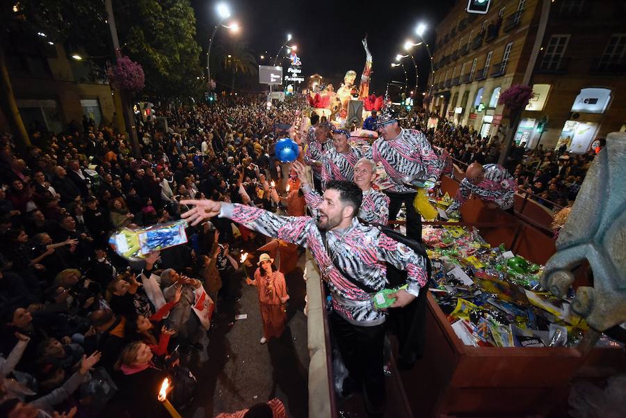 Más de 4.000 personas desfilaron en un cortejo mágico con el reparto de dos millones de juguetes