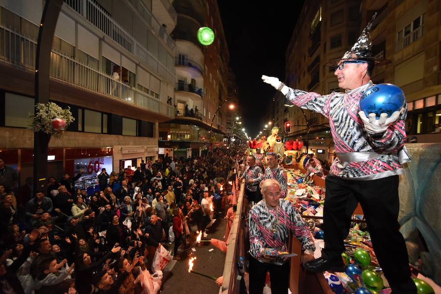 Más de 4.000 personas desfilaron en un cortejo mágico con el reparto de dos millones de juguetes