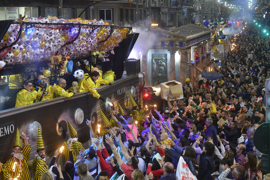 Más de 4.000 personas desfilaron en un cortejo mágico con el reparto de dos millones de juguetes