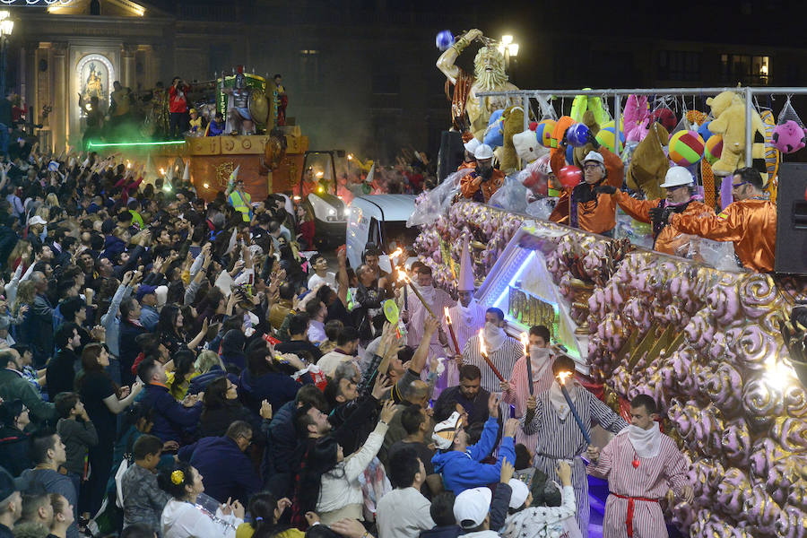 Más de 4.000 personas desfilaron en un cortejo mágico con el reparto de dos millones de juguetes