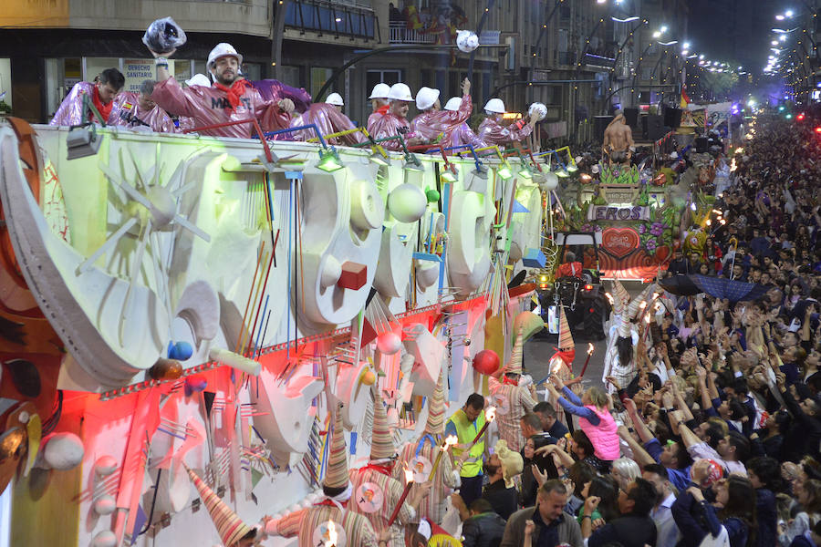 Más de 4.000 personas desfilaron en un cortejo mágico con el reparto de dos millones de juguetes