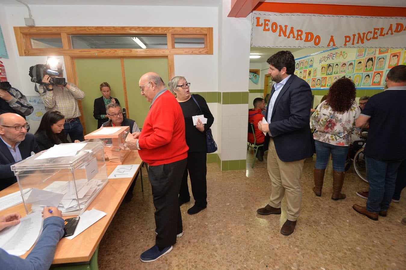 El presidente de la Región de Murcia, Fernando López Miras, ejerce su derecho a voto en Lorca junto al resto de vecinos.