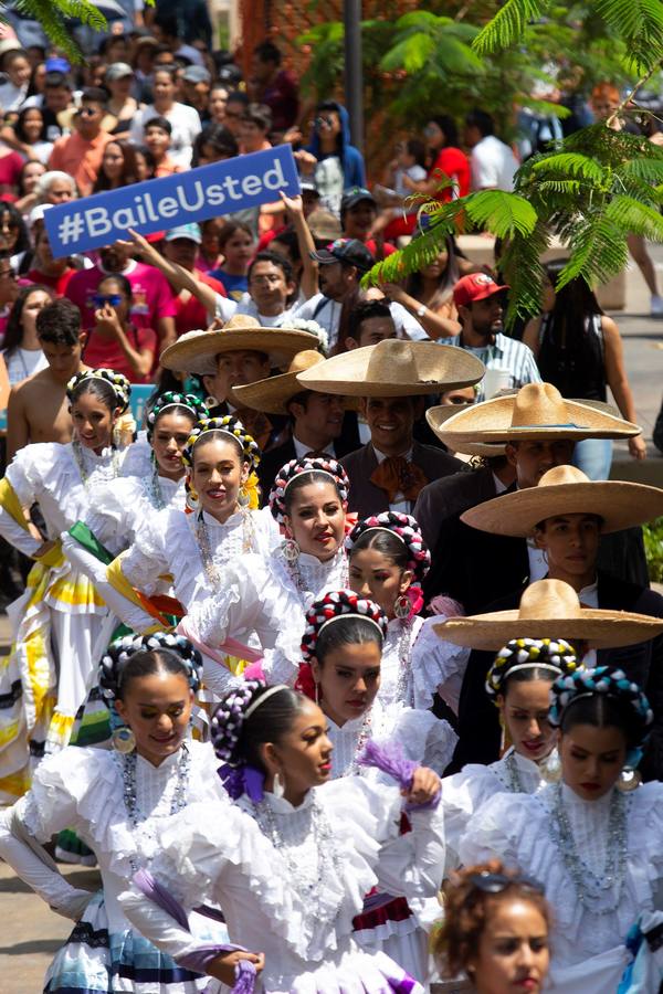 Cientos de personas participan en el desfile masivo 'Baile Usted', para conmemorar el Día Internacional de la Danza, en Guadalajara (México).