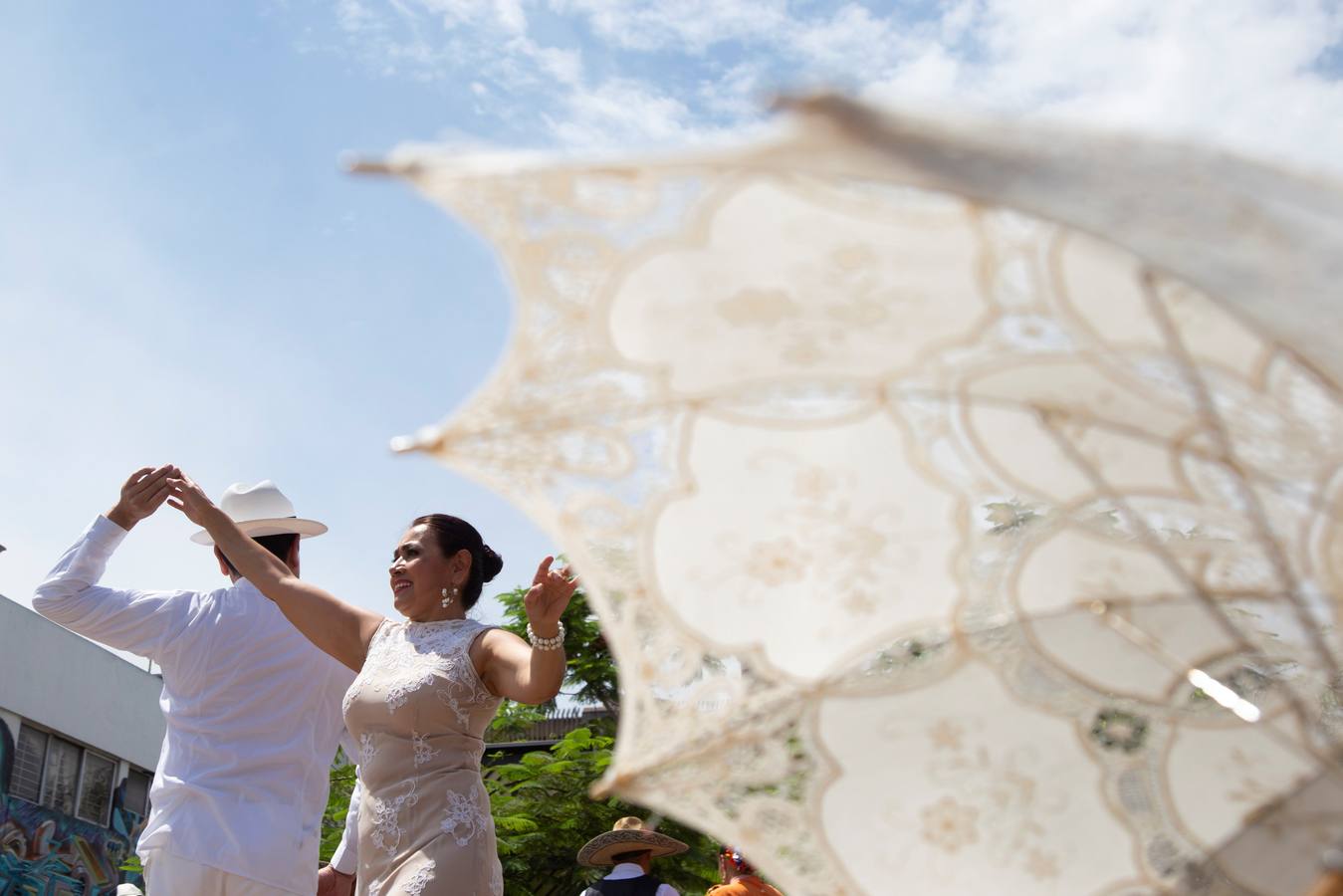 Cientos de personas participan en el desfile masivo 'Baile Usted', para conmemorar el Día Internacional de la Danza, en Guadalajara (México).