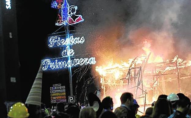 La Sardina ardió en su catafalco de 14 metros
