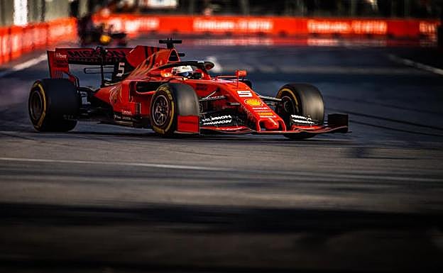 El Ferrari de Sebastian Vettel, durante el Gran Premio de Azerbaiyán.
