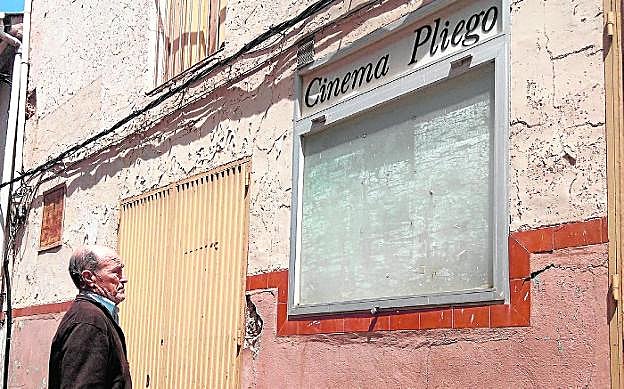 Un vecino, frente a la fachada del Cinema Pliego, que lleva cerrado desde 1997. 