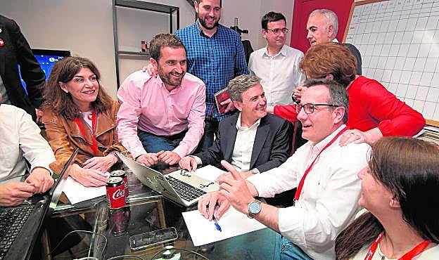 Carmen Baños, Juan Luis Soto, Jordi Arce, Emilio Ivars, Martínez Baños, Diego Conesa, Teresa Rosique y Marisol Sánchez. 