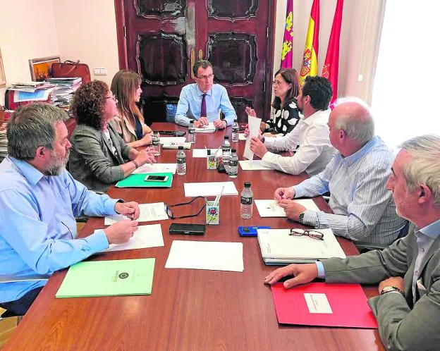 Ballesta, ayer, en la última Junta de Portavoces, con representantes de PSOE, Cs, Cambiemos y Ahora.AYTO