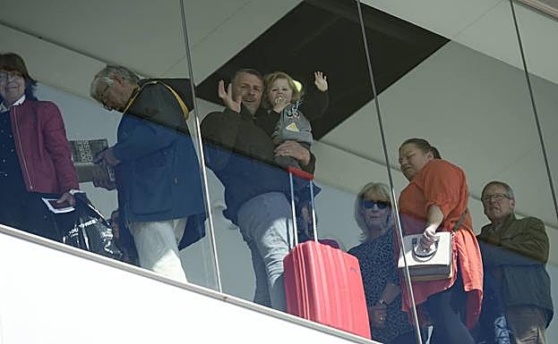 Pasajeros en el aeropuerto de Corvera.