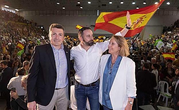 Pascual Salvador, Santiago Abascal y Lourdes Méndez durante el mitin de Vox en Murcia. 