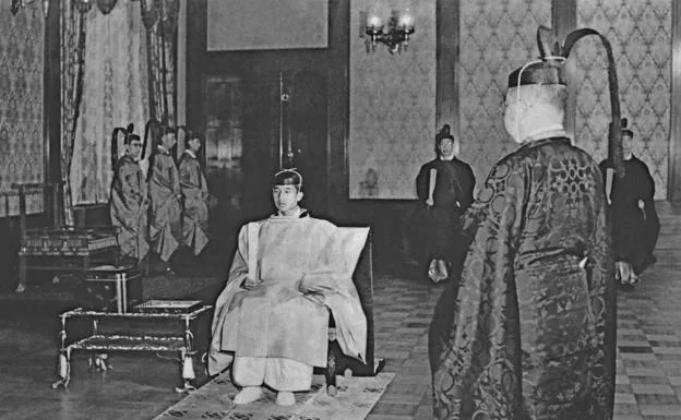 11 de noviembre de 1952. Akihito es investido príncipe heredero de Japón. 