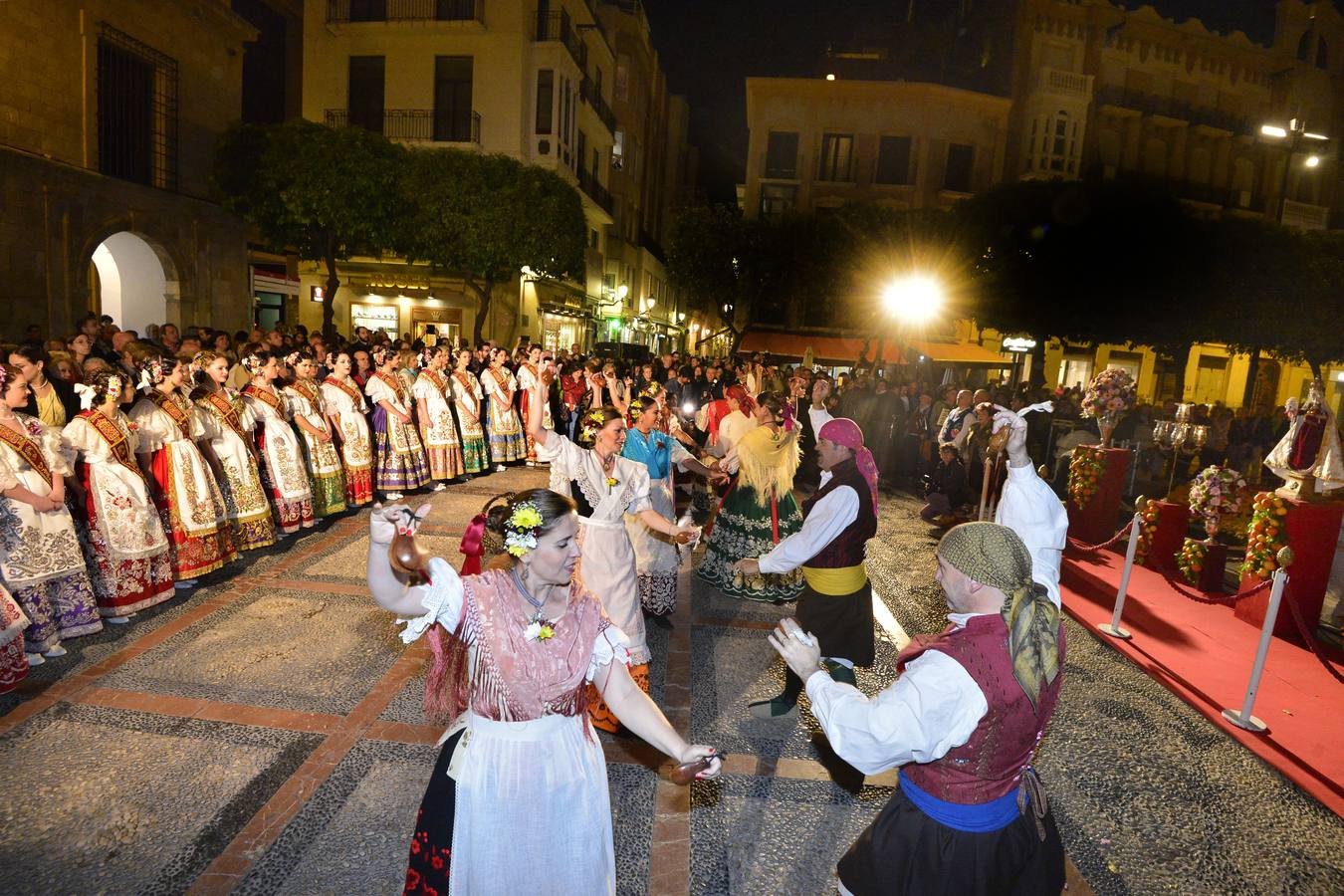 Una veintena de grupos de coros y danzas de las peñas huertanas y campanas de auroros participaron en el canto de los mayos en plazas e iglesias de la ciudad y pedanías. 