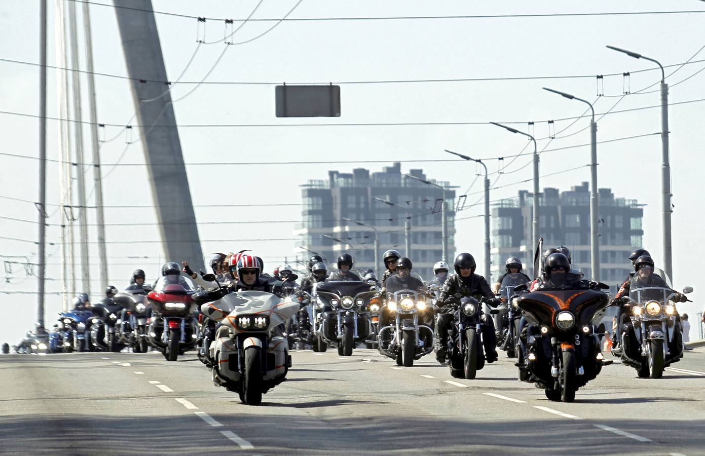 Más de 4.000 moteros participan en un desfile celebrado en Riga, Letonia, con motivo de la apertura de la temporada de motociclismo.