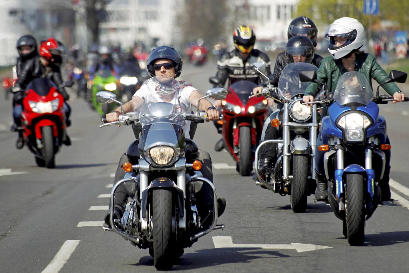 Más de 4.000 moteros participan en un desfile celebrado en Riga, Letonia, con motivo de la apertura de la temporada de motociclismo.