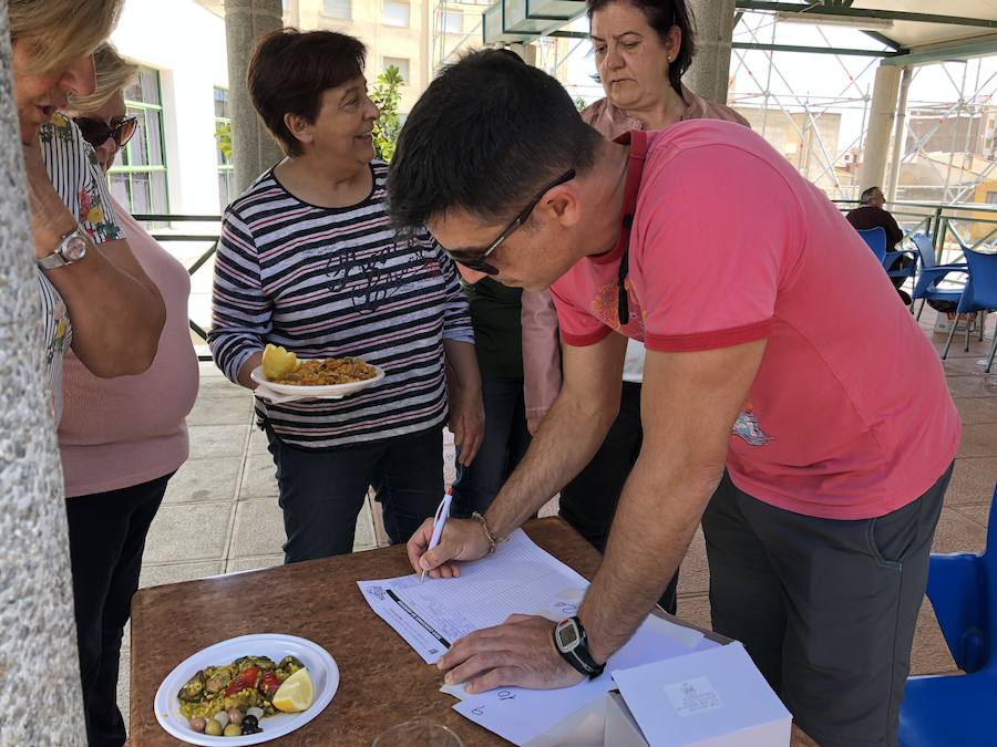 El jurado premia en primer lugar el arroz cocinado por Victoria Andreo, seguido por el de Los Matachines y Ramón Gambín