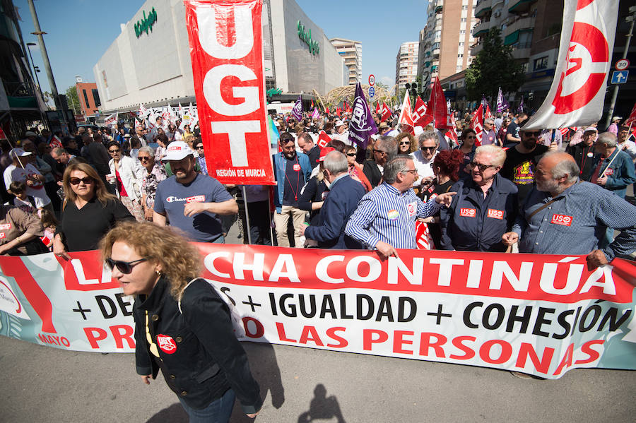 Las marchas del Primero de Mayo en Murcia y Cartagena piden al nuevo Gobierno que piense «primero en las personas» a la hora de elaborar sus políticas, al tiempo que exigen una aplicación efectiva del salario mínimo interprofesional