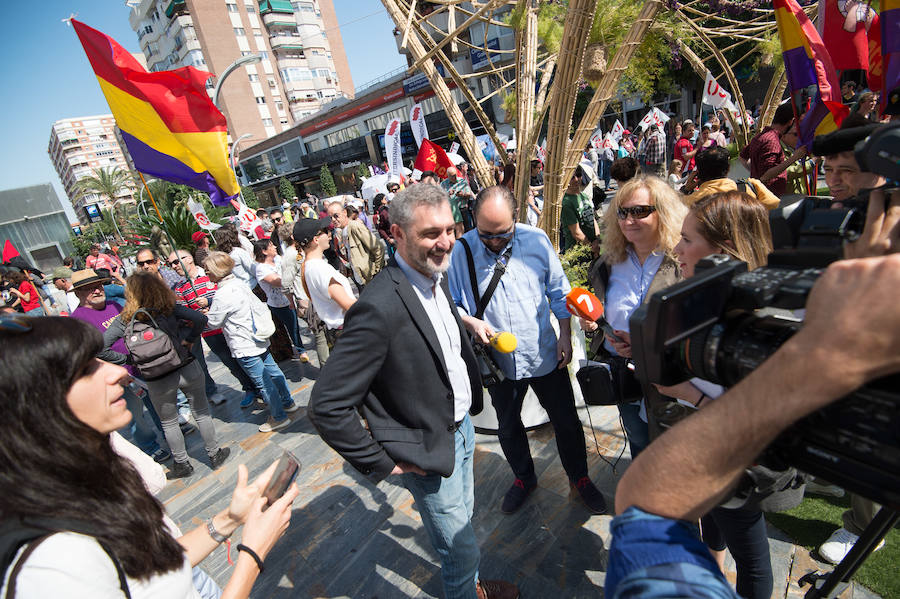 Las marchas del Primero de Mayo en Murcia y Cartagena piden al nuevo Gobierno que piense «primero en las personas» a la hora de elaborar sus políticas, al tiempo que exigen una aplicación efectiva del salario mínimo interprofesional