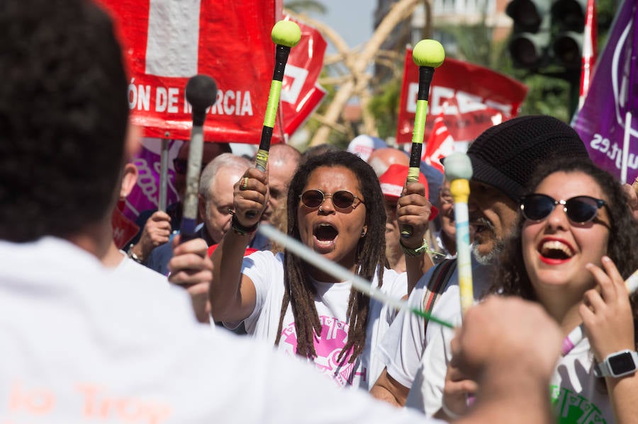 Las marchas del Primero de Mayo en Murcia y Cartagena piden al nuevo Gobierno que piense «primero en las personas» a la hora de elaborar sus políticas, al tiempo que exigen una aplicación efectiva del salario mínimo interprofesional