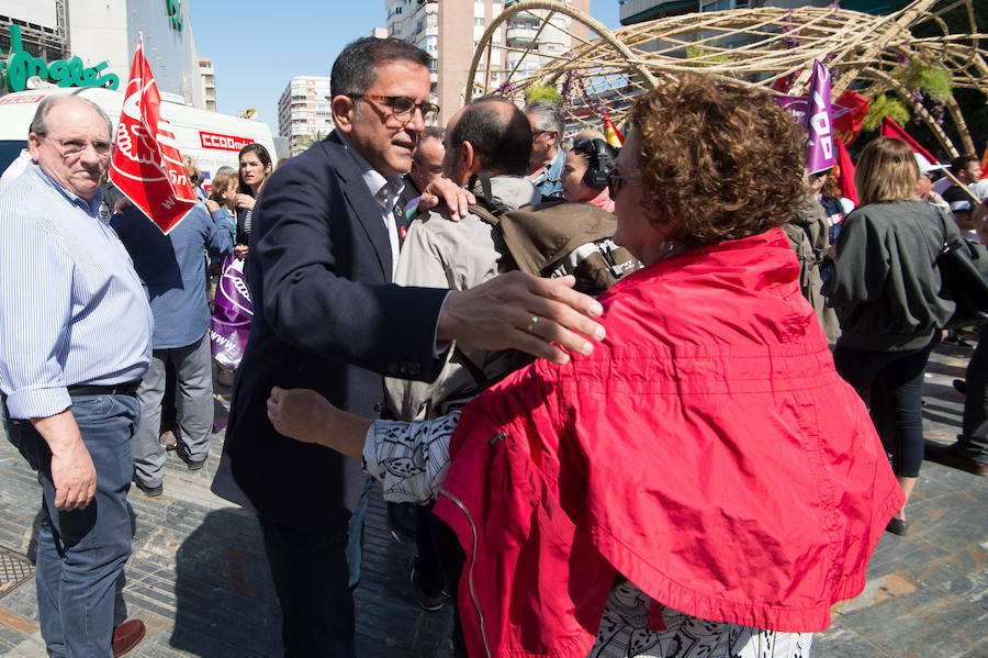 Las marchas del Primero de Mayo en Murcia y Cartagena piden al nuevo Gobierno que piense «primero en las personas» a la hora de elaborar sus políticas, al tiempo que exigen una aplicación efectiva del salario mínimo interprofesional