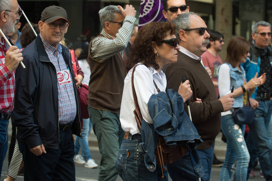 Las marchas del Primero de Mayo en Murcia y Cartagena piden al nuevo Gobierno que piense «primero en las personas» a la hora de elaborar sus políticas, al tiempo que exigen una aplicación efectiva del salario mínimo interprofesional