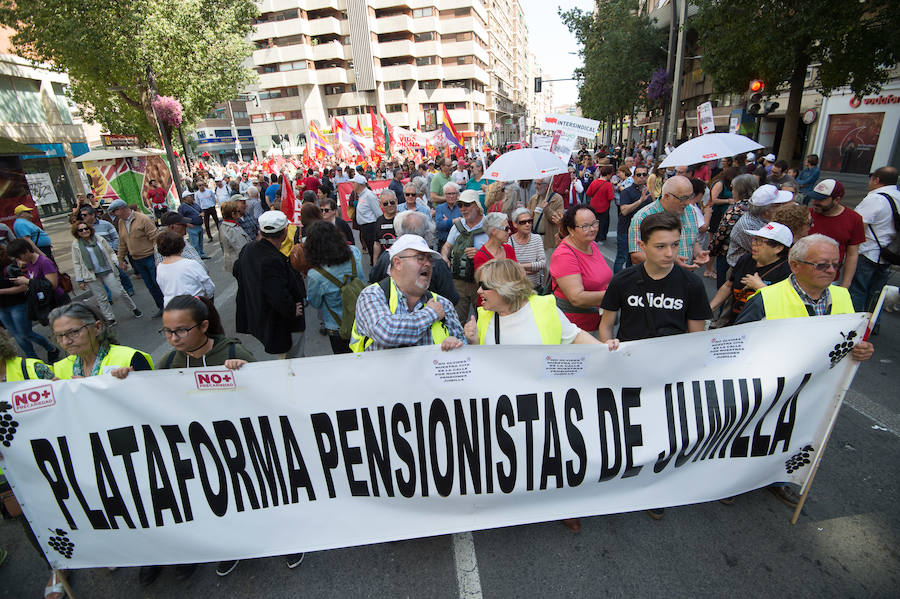 Las marchas del Primero de Mayo en Murcia y Cartagena piden al nuevo Gobierno que piense «primero en las personas» a la hora de elaborar sus políticas, al tiempo que exigen una aplicación efectiva del salario mínimo interprofesional