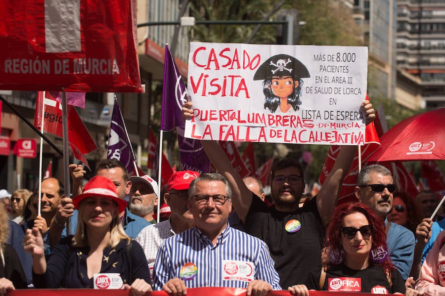 Las marchas del Primero de Mayo en Murcia y Cartagena piden al nuevo Gobierno que piense «primero en las personas» a la hora de elaborar sus políticas, al tiempo que exigen una aplicación efectiva del salario mínimo interprofesional