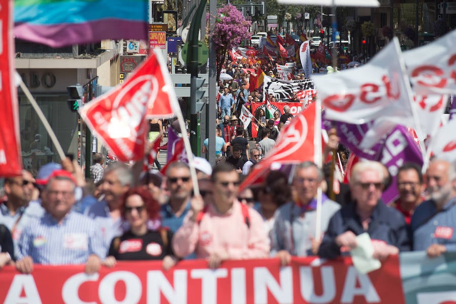 Las marchas del Primero de Mayo en Murcia y Cartagena piden al nuevo Gobierno que piense «primero en las personas» a la hora de elaborar sus políticas, al tiempo que exigen una aplicación efectiva del salario mínimo interprofesional