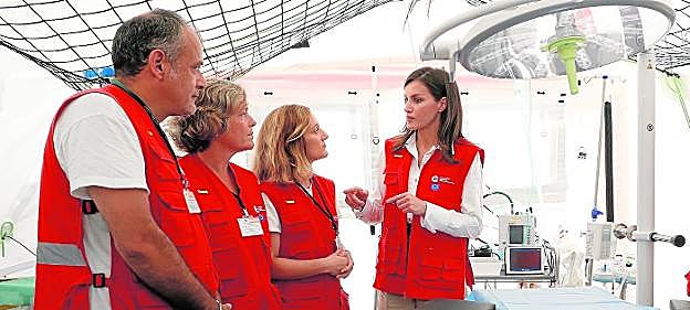 La Reina Letizia, ayer en Mozambique, charlando con la anestesista del Santa Lucía Susana Sirvent (a su lado) y otros miembros del Equipo Español de Ayuda y Respuesta en Emergencias (Start) desplegados para atender a los afectados por el ciclón 'Idai'. 