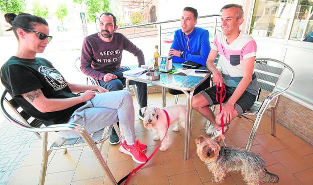 Iván Alfaro Romero (d) toma un aperitivo junto a unos amigos en la terraza de un bar en Ceutí, ayer. 