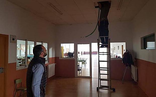 El concejal de Educación, Rafael Gómez, visita el colegio Arteaga de Sucina, en el que se han llevado a cabo reparaciones eléctricas.