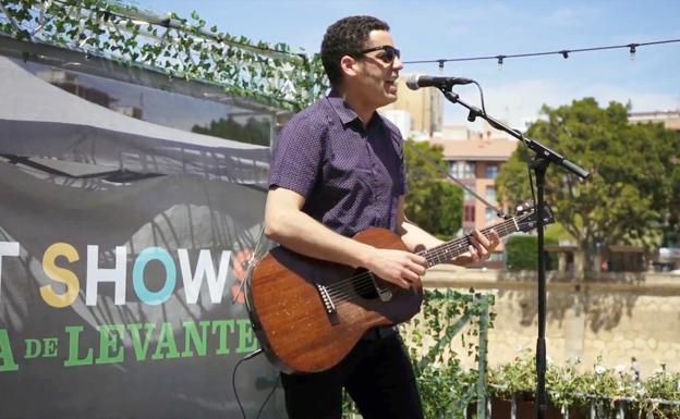 Jairo Zavala, conocido artísticamente como Depedro, durante su actuación secreta en los Molinos del Río.