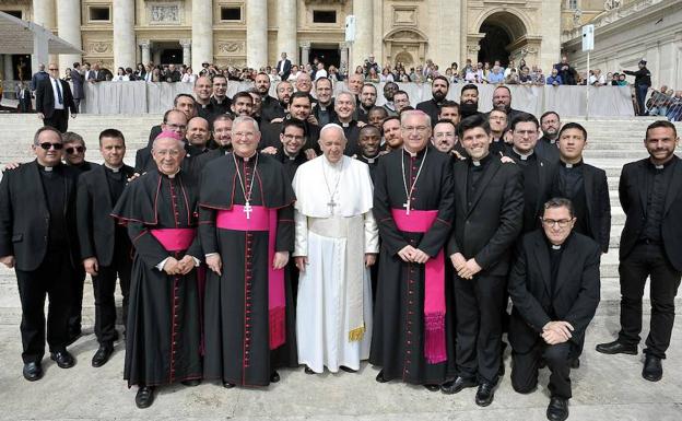 El Obispo de la Diócesis de Cartagena y los presbíteros trasladados a Roma, junto al Papa Francisco.