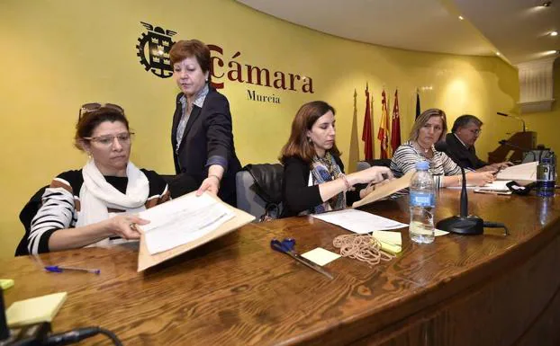 Apertura de plicas en la sede de la Cámara de Comercio de Murcia.