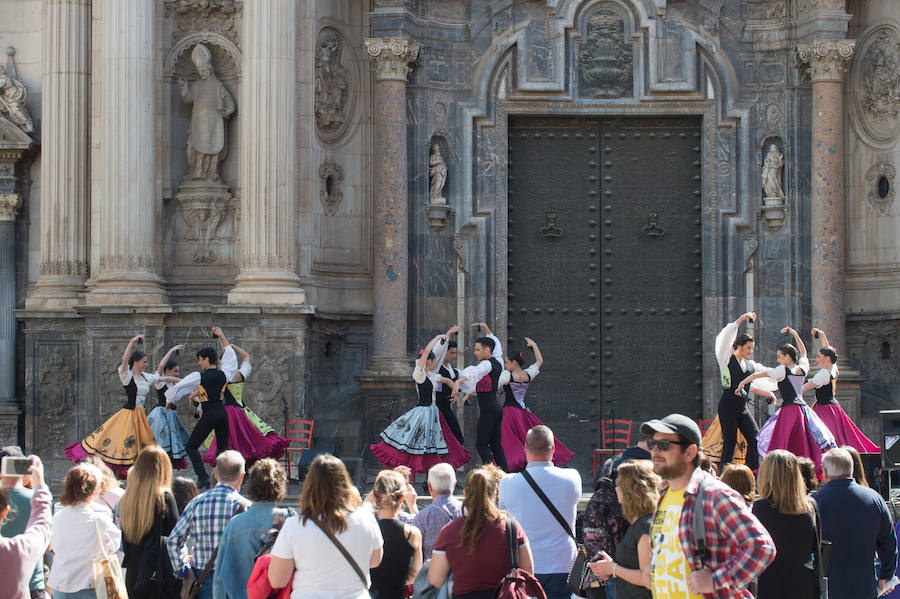 La plaza del Cardenal Belluga acogió este viernes dos espectáculos con la participación de alumnos de Enseñanzas Profesionales y Enseñanzas Elementales