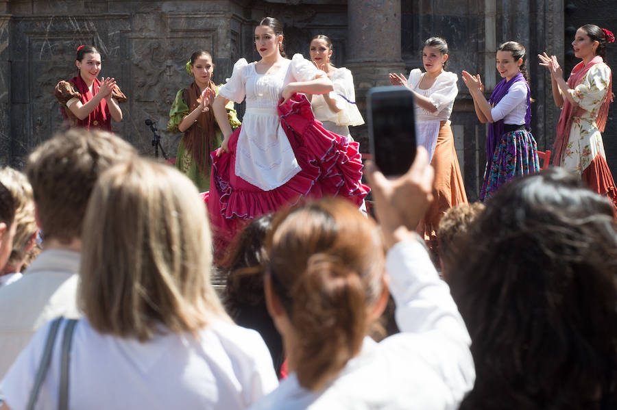 La plaza del Cardenal Belluga acogió este viernes dos espectáculos con la participación de alumnos de Enseñanzas Profesionales y Enseñanzas Elementales