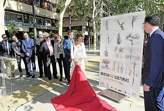 Araceli Reverte descubre el cartel de Murcia Tres Culturas en presencia del alcalde José Ballesta (d), el concejal Jesús Pacheco (3d) y varios de los patrocinadores y colaboradores del festival . 