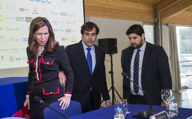 Ana Belén Castejón, Pedro Pablo Hernández y Fernando López Miras, en la asamblea de COEC. 