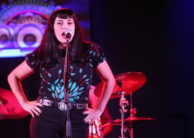 Imagen secundaria 1 - Apartamentos Acapulco. Myriam Swanson, vocalista de Flamingo Tours. Y el zaragozano Bigott.