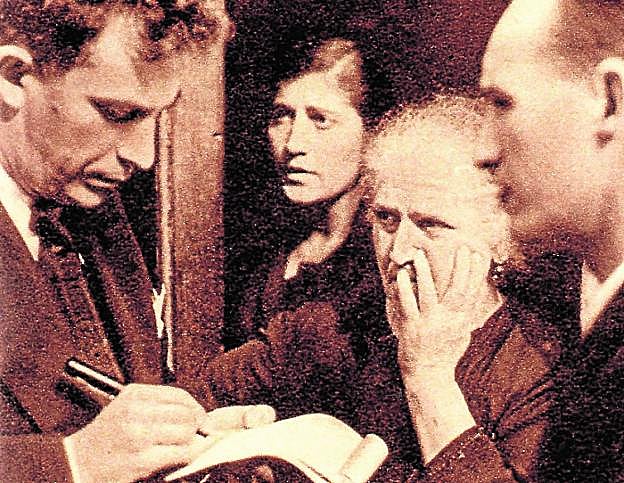 El periodista sevillano recogiendo testimonios. . 