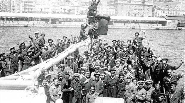 Combatientes republicanos, en un buque, en Cartagena durante la Guerra Civil. 