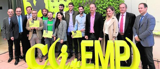 Los emprendedores premiados, en el centro de la imagen. 