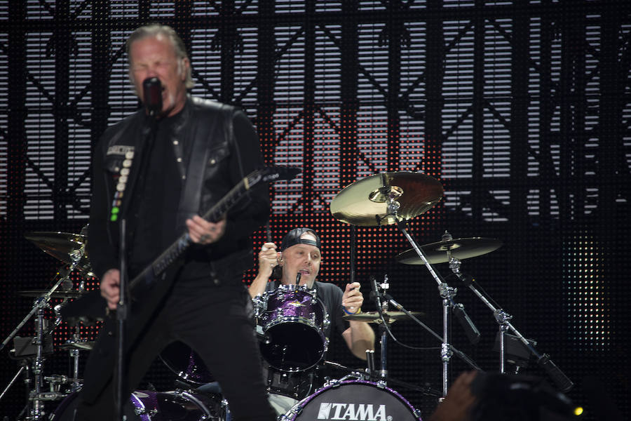 El concierto más multitudinario de Metallica en España, probablemente también uno de los más numerosos de su propia historia, se ha celebrado este viernes ante una multitud intergeneracional de seguidores ante los que han querido mostrar que, tras casi 40 años, siguen «creyendo en el sueño» del rock espinoso.