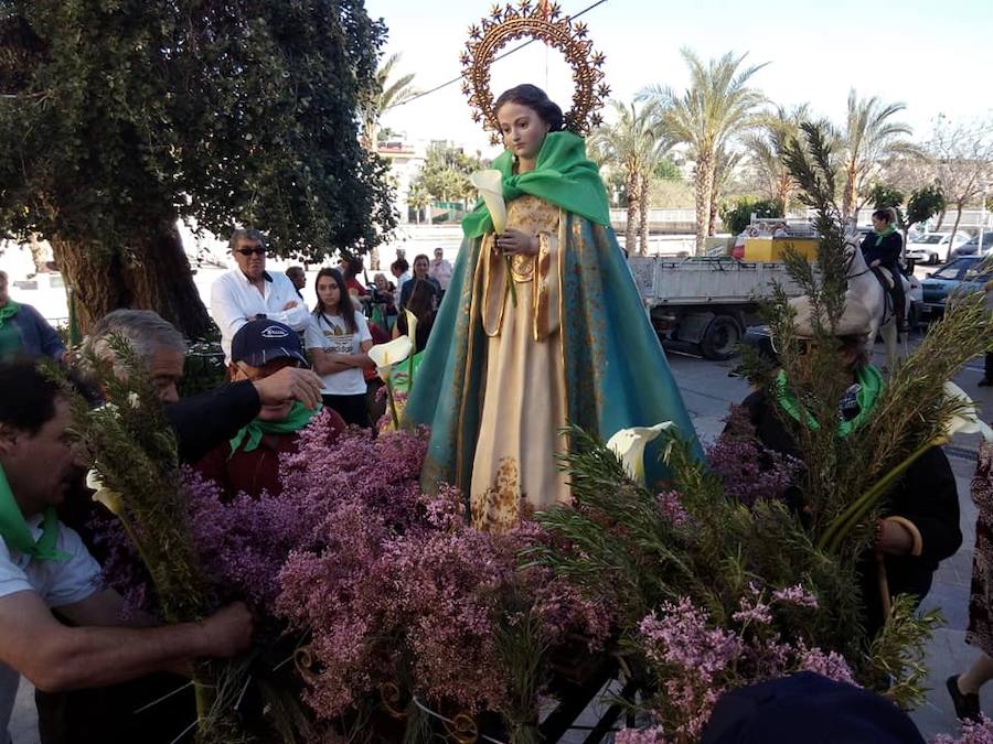 Un millar de personas participan en el traslado, al mismo tiempo que aprovechan el día también para pasear por el paraje y almorzar en el mismo.
