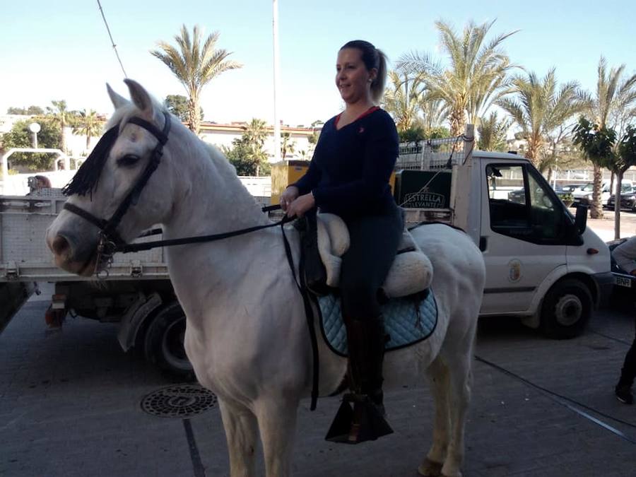 Un millar de personas participan en el traslado, al mismo tiempo que aprovechan el día también para pasear por el paraje y almorzar en el mismo.