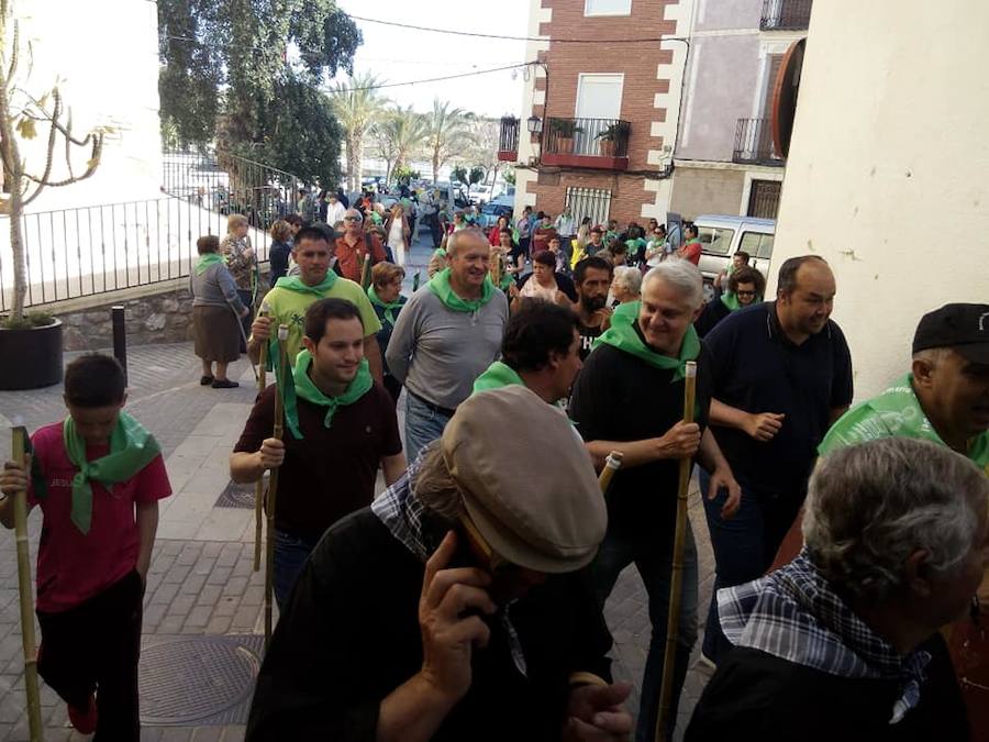Un millar de personas participan en el traslado, al mismo tiempo que aprovechan el día también para pasear por el paraje y almorzar en el mismo.